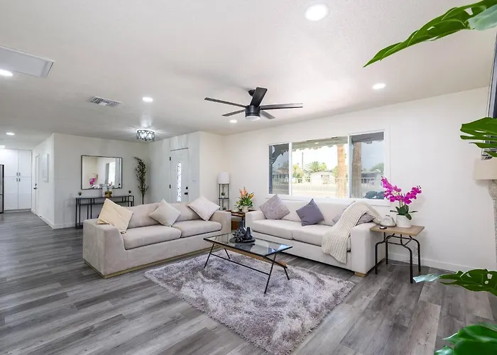 Serene Desert Getaway W/ Backyard Near Asu Campus! Holiday home
