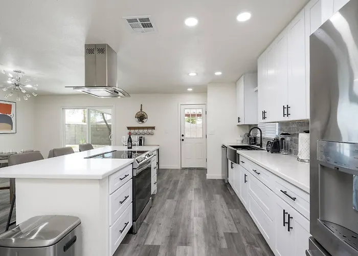 Serene Desert Getaway W/ Backyard Near Asu Campus! Holiday home