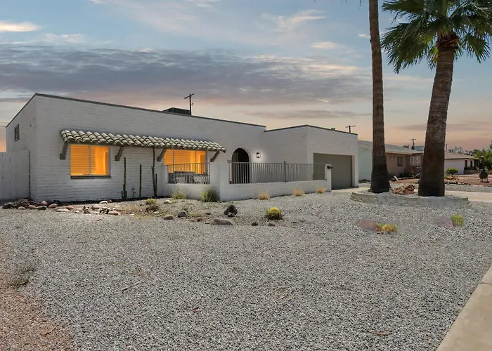 Serene Desert Getaway W/ Backyard Near Asu Campus! *