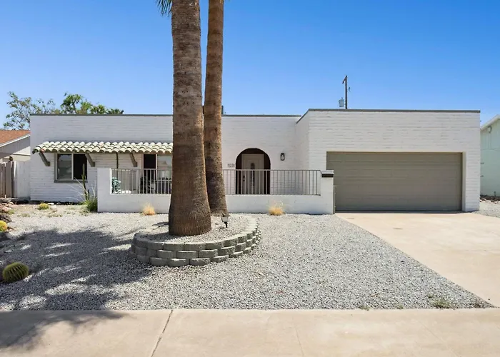 Serene Desert Getaway W/ Backyard Near Asu Campus! Holiday home
