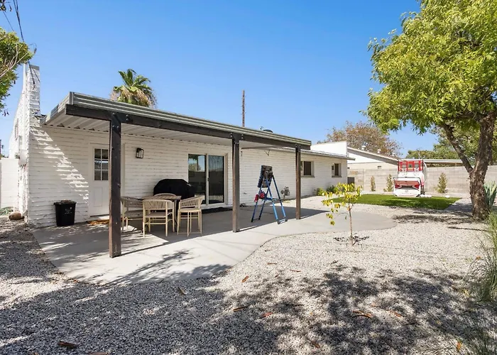 Serene Desert Getaway W/ Backyard Near Asu Campus! Holiday home