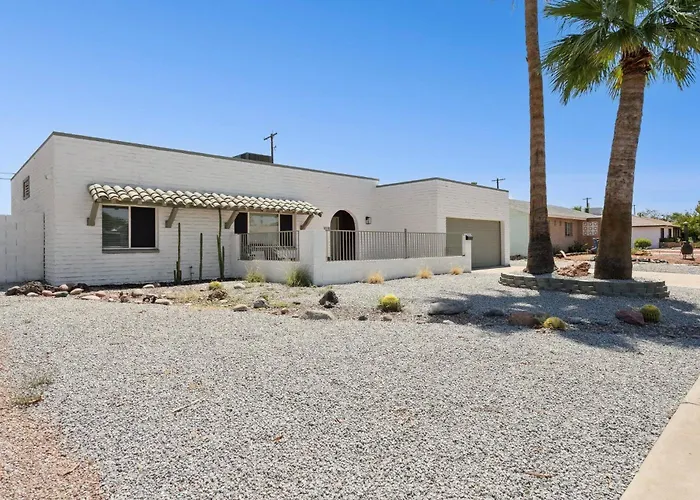 Serene Desert Getaway W/ Backyard Near Asu Campus! Holiday home