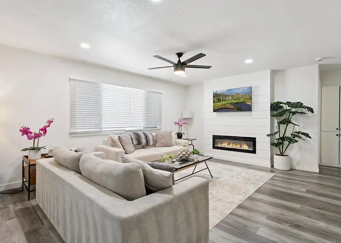 Holiday home Serene Desert Getaway W/ Backyard Near Asu Campus!