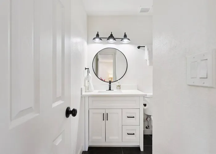 Serene Desert Getaway W/ Backyard Near Asu Campus! Holiday home