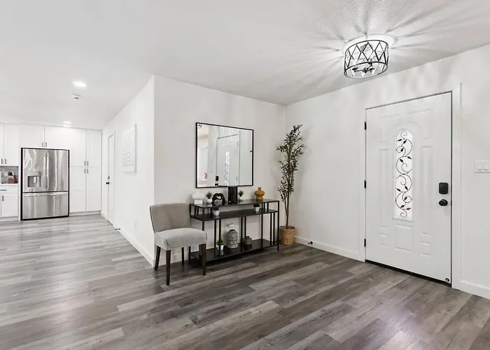 Serene Desert Getaway W/ Backyard Near Asu Campus! *